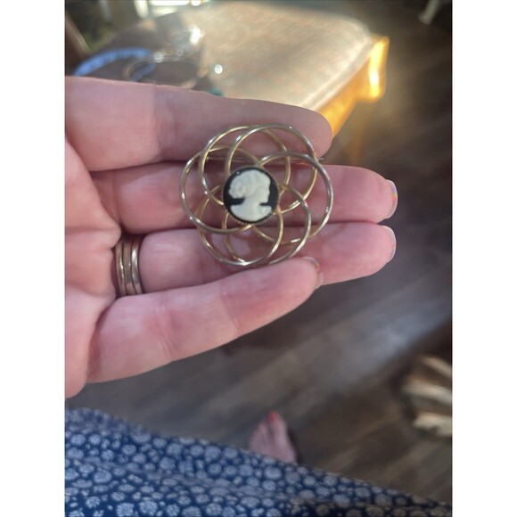 Vintage Cameo Brooch Pin Gold Tone Antique With Loop Retro Fashion (Used Wear) - Picture 4 of 4
